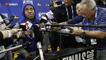 OAK14. OAKLAND (EE.UU.), 30/05/18.- Andre Iguodala de Golden State Warriors participa en una rueda de prensa del equipo en Oakland (Estados Unidos) hoy, miércoles 30 de mayo de 2018. Los Warriors enfrentarán a los Cavaliers en las finales de NBA. EFE/LARRY W. SMITH