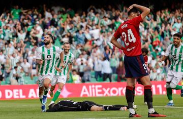 Isco sigue haciendo magia y enamora al beticismo. Esta vez fue clave con un gol en el 94. Se hizo con un rechace dentro del área, solo necesitó un toque sublime para superar a Herrera y Catena y estrellar el balón en el larguero y este lo escupiera dentro de la portería