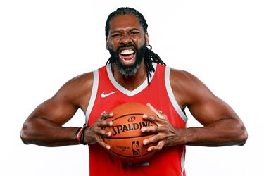 En la temporada 2007-08, a Nené Hilario, pívot brasileño de Houston Rockets, le fue diagnosticado un tumor testicular, que le volvía a retirar del deporte. El urólogo que le operó, Fernando Kim (también brasileño) confirmó que era un tumor cancerígeno. Fue detectado a tiempo por lo que el tumor no pudo crecer demasiado, apenas llegó a superar el centímetro de largo. Fue extirpado junto al testículo afectado: a los cuatro meses de la intervención volvió a las canchas (llegó a jugar el Mundial de 2014). 