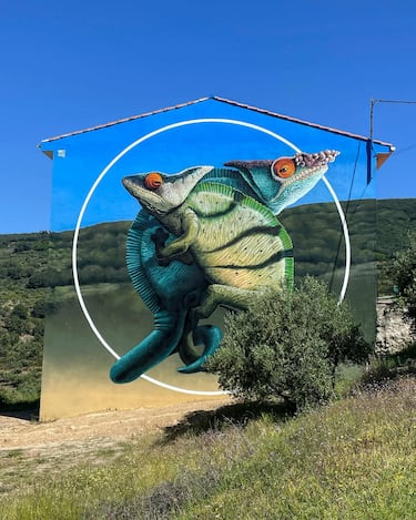 Este mural fue realizado dentro del festival Muro Crítico. Fue creado en junio de 2024 y está situado en la calle  Cañera, nº 57, Arroyomolinos de la Vera, Cáceres. 
