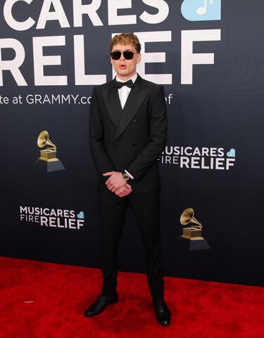 Peso Pluma posa en la alfombra roja de los Grammys 2025 en ell Crypto.com Arena situado en la ciudad de Los Ángeles, en California.