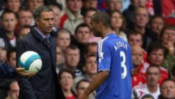 Mourinho y Ashley Cole, durante un partido.