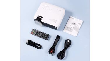 Este proyector portátil con más de 4.000 valoraciones en Amazon reproduce Full HD y dispone de dos altavoces