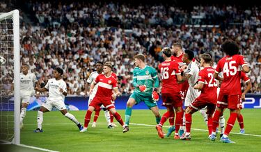 2-1. Saque de esquina de Luka Modrik, Alexander Nübel falla en la salida y el central alemán remata de cabeza para meter el balón dentro de la portería de su exequipo.