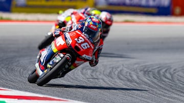 Ángel Piqueras se lleva la victoria en el GP de Cataluña de Moto3 en Montmeló.