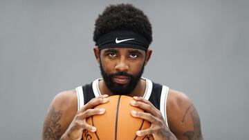 Kyrie con el balón