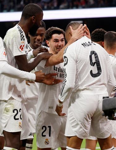 Brahim Díaz celebra con sus compañeros del Real Madrid el 4-1 al Sevilla. 