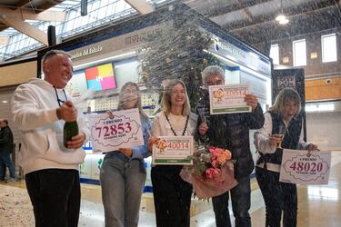 Empleados de la administración situada en el Centro Comercial Artea celebran que han vendido parte de los números 40.014, 48.020 y 72.853 correspondientes, respectivamente, al Segundo, Cuarto y Quinto Premio del Sorteo Extraordinario de la Lotería de Navidad 2024.