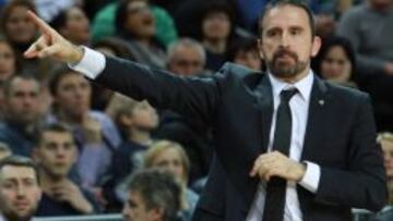 Joan Plaza, dando instrucciones durante el partido entre el Zalgiris y el Real Madrid.