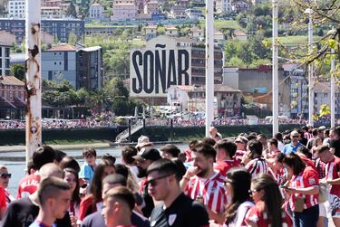 Cientos de seguidores esperan el paso de la Gabarra con los jugadores del Athletic.