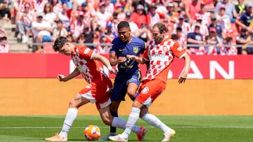 GIRONA, 25/05/2025.- El centrocampista del Atlético de Madrid Samuel Lino (c) y varios jugadore del Girona, durante el partido de Liga que Girona y Atlético de Madrid disputaran este domingo en el estadio municial de Moltilivi. EFE/Siu Wu