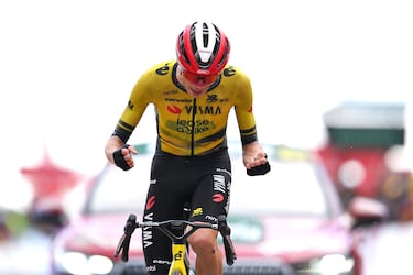 Jonas Vingegaard celebra en la meta su victoria de etapa durante la 9.ª etapa de La Vuelta a España 2025.
