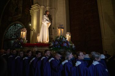 Paso del Cristo Nazareno Cautivo durante la procesión de la Cofradía del Cristo Nazareno Cautivo en el Lunes Santo en Toledo.