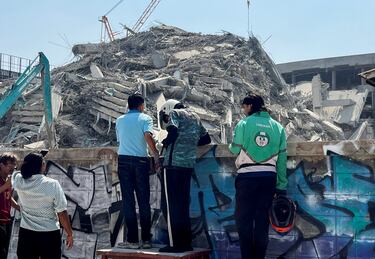 La gente busca supervivientes en el lugar donde se derrumbó un edificio después de que un fuerte terremoto sacudiera el centro de Myanmar.