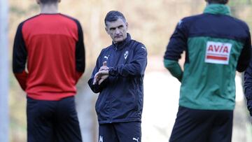 Mendilibar, en un entrenamiento del Eibar.