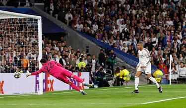 Había empujado el francés en el segundo palo un centrochut de Vinicius, pero estaba claramente en fuera de juego. 