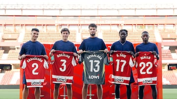 13-08 Acto de presentación de los nuevos jugadores del Granada CF, Pau Casadesus, Ander Astralaga, Souleymane Faye, Baila Diallo y Diego Hormigo. En la imagen Casadesus, Hormigo, Astralaga, Faye y Diallo