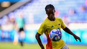 Colombia's forward #18 Linda Caicedo runs with the ball during the women's group A football match between New Zealand and Colombia of the Paris 2024 Olympic Games at the Lyon Stadium in Lyon on July 28, 2024. (Photo by Olivier CHASSIGNOLE / AFP)
