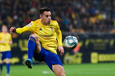El canterano madridista está sin equipo tras rescindir su contrato con el Cádiz. El futbolista de Sanlúcar, de 34 años, ha vivido una dilatada trayectoria futbolística en la que suma 456 partidos. El centrocampista ha pasado por Real Madrid, Atlético, con el que ganó una Europa League y una Supercopa de Europa, Mallorca, Schalke, donde alzó una Copa de Alemania y dos Supercopas, Spartak de Moscú, Watford, Espanyol, Al-Ahll Jeddah y Changchun Yatal.