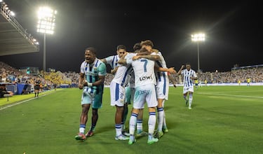 El mal estado de la hierba se tapó con pintura verde que se trasladó a las camisetas de los jugadores.