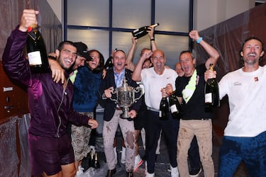 Celebración de Carlos Alcaraz junto a su equipo y familiares en el vestuario del Centro Nacional de Tenis Billie Jean King de la USTA tras vencer en la final del Abierto de Estados Unidos al tenista italiano Jannik Sinner.