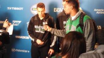 Sullinger entrevistando a un compañero.