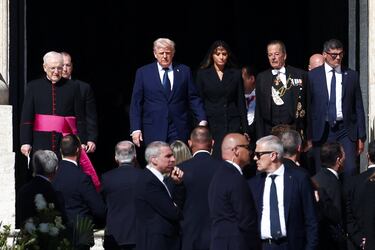 El presidente de Estados Unidos, Donald Trump, y la primera dama, Melania Trump, llegan antes de la misa funeral del Papa Francisco en la Plaza de San Pedro del Vaticano.