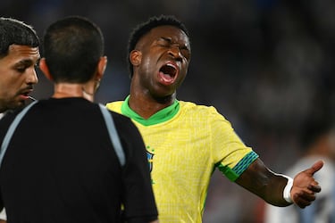 El delantero brasileño, Vinicius Júnior, discute con el árbitro colombiano Andrés Rojas durante el partido de fútbol de las eliminatorias sudamericanas de la Copa Mundial de la FIFA 2026 entre Argentina y Brasil.