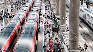 Varias personas en los uno de los andenes de la estación Puerta de Atocha-Almudena Grandes, durante la primera operación salida del verano 2025, a 27 de junio de 2025, en Madrid (España). Renfe ofertará más de 22,5 millones de plazas para viajar en todos sus trenes AVE, Avlo, Alvia, Euromed, Intercity, Avant, Media Distancia y AVE Internacional durante este verano.
27 JUNIO 2025;VERANO;ATOCHA;OPERACIÓN SALIDA
Carlos Luján / Europa Press
27/06/2025