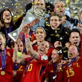 Jennifer Hermoso levanta el trofeo de la Women's Nations League.