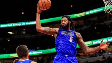 THM10. CHICAGO (ESTADOS UNIDOS), 12/11/2018.- El centro DeAndre Jordan (d) de Dallas Mavericks en acción ante el escolta J.J. Barea de Puerto Rico (i), durante el partido de baloncesto de la NBA entre los Dallas Mavericks y los Chicago Bulls en el United Center de Chicago, Illinois, EE. UU., 12 de noviembre de 2018. EFE / TANNEN MAURY/ PROHIBIDO SU USO POR SHUTTERSTOCK