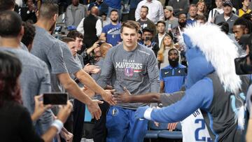 DALLAS, TX - NOVEMBER 17: Luka Doncic #77 of the Dallas Mavericks is introduced before the game against the Golden State Warriors on November 17, 2018 at the American Airlines Center in Dallas, Texas. NOTE TO USER: User expressly acknowledges and agrees that, by downloading and/or using this photograph, user is consenting to the terms and conditions of the Getty Images License Agreement. Mandatory Copyright Notice: Copyright 2018 NBAE (Photo by Glenn James/NBAE via Getty Images)
PUBLICADA 01/12/18 NA MA33 1COL