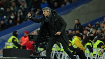 Soccer Football - LaLiga - Real Madrid v Real Sociedad - Santiago Bernabeu, Madrid, Spain - January 29, 2023 Real Sociedad coach Imanol Alguacil reacts REUTERS/Isabel Infantes