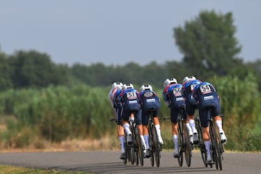 El equipo Soudal Quick-Step durante la contrarreloj de 24 km.