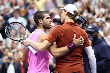 Carlos Alcaraz celebrando su victoria contra Jannik Sinner en la final individual masculina del Abierto de Estados Unidos en el Centro Nacional de Tenis Billie Jean King de la USTA en Flushing Meadows, Nueva York.
