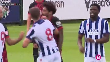 Es muy bestia: puñetazo a Samu Costa que le impacta de lleno en la cara