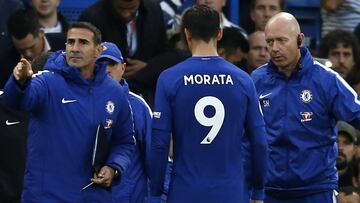 Chelsea's Spanish striker Alvaro Morata (C) leaves the pitch injured during the English Premier League football match between Chelsea and Manchester City at Stamford Bridge in London on September 30, 2017. / AFP PHOTO / Ian KINGTON / RESTRICTED TO EDITORIAL USE. No use with unauthorized audio, video, data, fixture lists, club/league logos or 'live' services. Online in-match use limited to 75 images, no video emulation. No use in betting, games or single club/league/player publications. /
