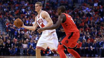 Lauri Markkanen, defendido por Serge Ibaka.