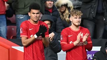 Luis Díaz y Harvey Elliott, jugadores del Liverpool, esperan en la banda para entrar en el terreno de juego.