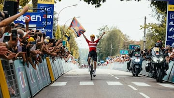 El danés Bévort celebra su victoria en la tercera etapa.
