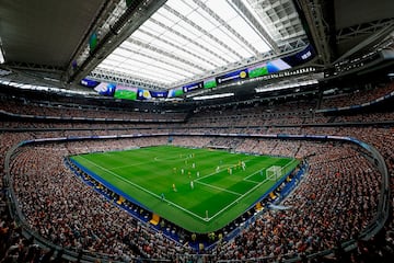 El Real Madrid ha convertido su estadio en una referencia mundial con una reforma de 1.170 millones de euros. El nuevo Bernabéu cuenta con techo retráctil, césped móvil, pantalla LED 360º y tecnología de vanguardia, permitiendo su uso para eventos deportivos y conciertos todo el año. Su capacidad asciende a 84.000 personas buscando no solo brillar en el Mundial, sino también a generar ingresos los 365 días del año.