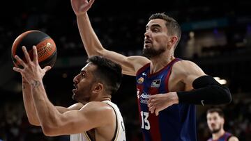 MADRID, 01/10/2023.- El base argentino del Real Madrid Facundo Campazzo (i) supera al base checo del Barcelona Tomas Satoransky durante el partido de Liga Endesa de baloncesto que se disputa este domingo en el Wizink Center. EFE/ Sergio Perez