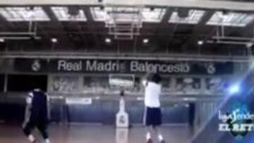 Llull (izquierda) y Campazzo, lanzan en el Reto Liga Endesa.