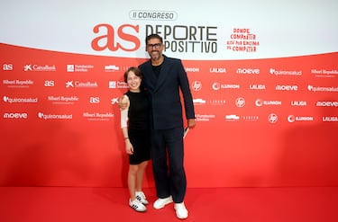 Marina Díaz, futbolista federada en el Club Deportivo Nuevo Boadilla, junto a Vicente Jiménez, director del Diario AS.