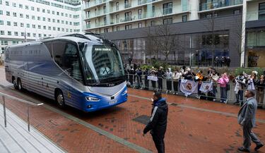 El autobús del Real Madrid llegando al hotel de concentración en Manchester. 