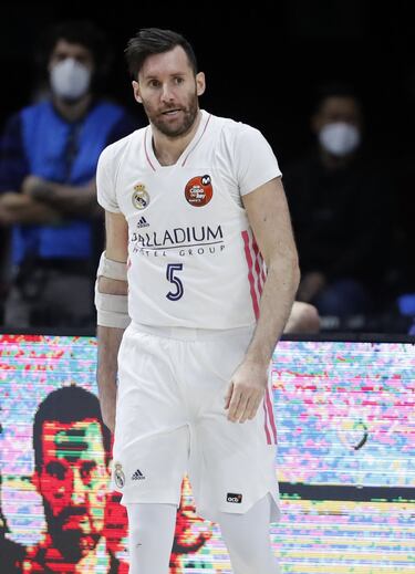 Este escolta-alero mallorquín tuvo en las lesiones su mayor caballo de batallas en su paso por la NBA. También tuvo contrato con Denver y Dallas, pero donde destacó fue en Portland, donde le acompañó al principio Sergio Rodríguez. Rudy venía de dejar una impresión espectacular en España, donde había destacado sobremanera con el Joventut, y llevó su espectacularidad a la NBA. Participó en un Concurso de Mates, incluso, homenajeando al pionero Fernando Martín. Un golpazo en la espalda en su primera temporada terminaría por ser decisivo en una liga tan exigente físicamente. Fernández batió la marca de triples anotados por un novato en su primera temporada, dejándola en 159, la de más partidos seguidos metiendo un triple, 33, y la de los primeros partidos seguidos metiendo un triple, 20. El gran cambio llegó en 2011, con el cierre patronal de la Liga. Castigado por los golpes empezó a rondar por su cabeza una vuelta a la ACB. Durante el tiempo en el que la NBA estuvo parada regresó para jugar en el Real Madrid, abriéndosele la puerta a regresar cuando finalizara su contrato en EE.UU. Unos meses después, con la temporada ya jugada, firmó por tres años con el club blanco. Se le considera uno de los artífices del prestigioso Madrid de Pablo Laso.