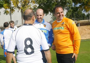 Canterano del Valencia, siempre lidió bajo palos contra grandes porteros. En las inferiores blanquinegras con Molina, una vez dio el paso al primer equipo con Zubizarreta, Cañizares y Palop. Por ello en cinco años con el primer equipo únicamente jugó 14 partidos oficiales, entre ellos uno de los enfrentamientos contra el Levante (octavos de final) en la Copa que conquistó el Valencia en 1999. Estuvo en el banquillo en La Cartuja. Se fue al Tenerife en 2001. Tras colgar los guantes, ejerció como entrenador de porteros en la Academia del Valencia y desde hace unos años trabaja en China, primero en el cuerpo técnico de Rafa Benítez, ahora con José González en el Dallian Pro.  





