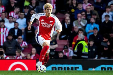 El lateral derecho japonés de 26 años se encuentra libre tras rescindir su contrato con el Arsenal. Su periodo como ‘Gunner’ está marcado por las lesiones, perdiéndose 101 partidos en las cuatro temporadas que estuvo. El último encuentro que disputó fue el 5 de octubre de 2024. Actualmente, sigue de baja y se espera que esté recuperado para octubre. 