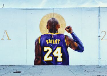 El trágico final de Kobe Bryant sacudió a la NBA y a todo el mundo del deporte. A raíz de su accidente, los murales sobre el jugador crecieron exponencialmente. El epicentro se situó en California (sólo allí se alcanzan los 250), pero su onda expansiva llegó hasta México, Puerto Rico, Brasil, Argentina, Senegal, Ghana, Uganda, Sudáfrica, Emiratos, India, China, Japón, Australia, España, Francia, Alemania, Italia, Grecia... Gracias a http://www.kobemural.com/ se puede conocer en qué puntos exactos hay graffitis de la leyenda de Los Lakers y se promueve su creación. No sólo los muros sirven de lienzo esta vez, dado que también hay intervenciones en el suelo para que pueda verse la panorámica de su figura desde el cielo.