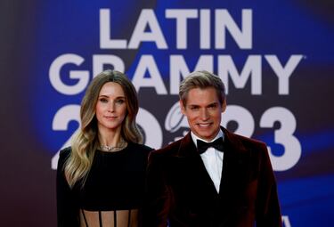 Carlos Baute y su esposa Astrid Klisans posando en la alfombra roja de los Grammy Latino